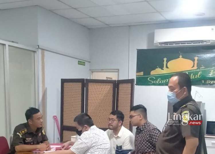 MELIMPAHKAN: Tim Penyidik Jampidsus Kejaksaan Agung RI melimpahkan tahap II untuk dua tersangka korupsi penyediaan infrastruktur BTS dan infrastruktur pendukung Kominfo tahun 2020-2022 ke JPU Jakarta Selatan. (Istimewa/Lingkar.news)