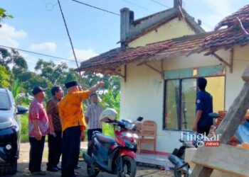 Atap Rumah Warga Ambrol, Pemerintah Kecamatan Dukuhseti Gerak Cepat Beri Bantuan