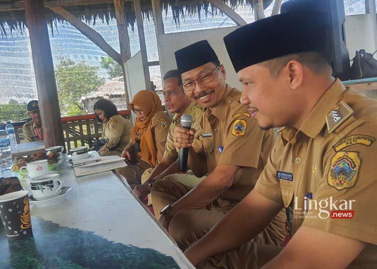 PENUH IDE: Kepala Bappeda Kabupaten Pati Muhtar (pegang mikrofon) tersenyum kepada Camat Dukuhseti Agus Sunarko, S.STP., M.Si yang duduk di sampingnya saat Bimbingan Pengembangan Desa Wisata di Pantai Idola Banyutowo. (Istimewa/Lingkar.news)