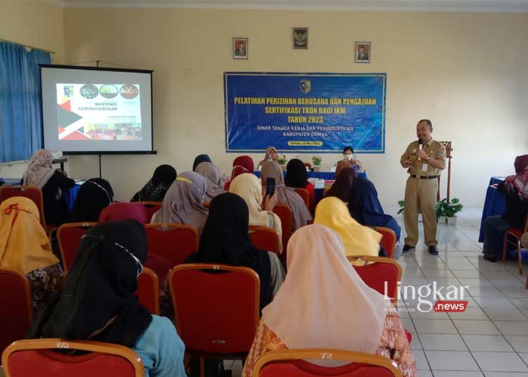 Dinnakerind Demak Gelar Pelatihan Perizinan Usaha Dan Pengajuan Sertifikasi Tkdn 