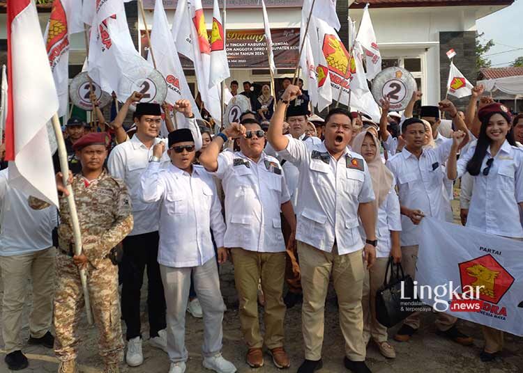 BERIKAN DUKUNGAN: Ratusan kader dan simpatisan Partai Gerindra Kabupaten Kendal iringi pendaftaran bacaleg ke KPU Kendal, Jawa Tengah. (Arvian Maulana/Lingkar.news)