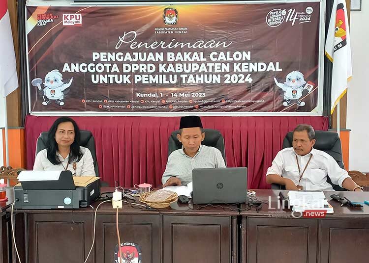 BERSIAP: Komisioner KPU Kendal Rokhimudin bersama Ketua Bawaslu Kendal Odilia Amy Wardayani di Kantor KPU Kendal guna menunggu perwakilan parpol mendaftarkan bacaleg. (Arvian Maulana/Lingkar.news)