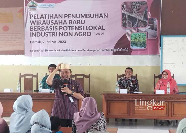 BERI SAMBUTAN: Kepala Dinnakerind Demak, Agus Kriyanto saat memberikan sambutan dalam acara Pelatihan Penumbuhan Wirausaha Baru Berbasis Potensi Lokal Industri Non Agro Sesi Dua. (Muhammad Burhanuddin Aslam/Lingkar.news)
