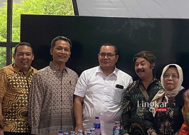Ketua DPRD Kudus Dukung Kiprah Lembaga Pelatihan Majukan Daerah 1 FOTO BERSAMA: Ketua DPRD Kudus, Masan (tengah) dan HILLSI Kudus audiensi di ruang pertemuan DPRD Kudus, pada Selasa, 30 Mei 2023 sore. (Ihza Fajar/Lingkar.news)