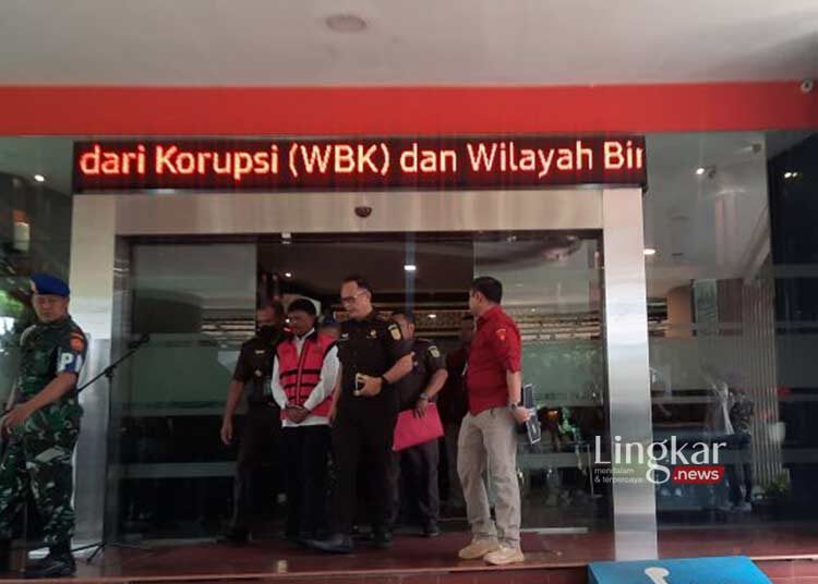 DIGIRING: Menkominfo Jhonny G Plate mengenakan rompi pink ditetapkan sebagai tersangka korupsi proyek pembangunan BTS Kominfo. (Istimewa/Lingkar.news)