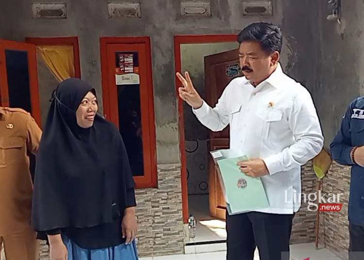 Menteri ATR/BPN Serahkan Sertifikat Program PTSL ke Warga Winong Cirebon  