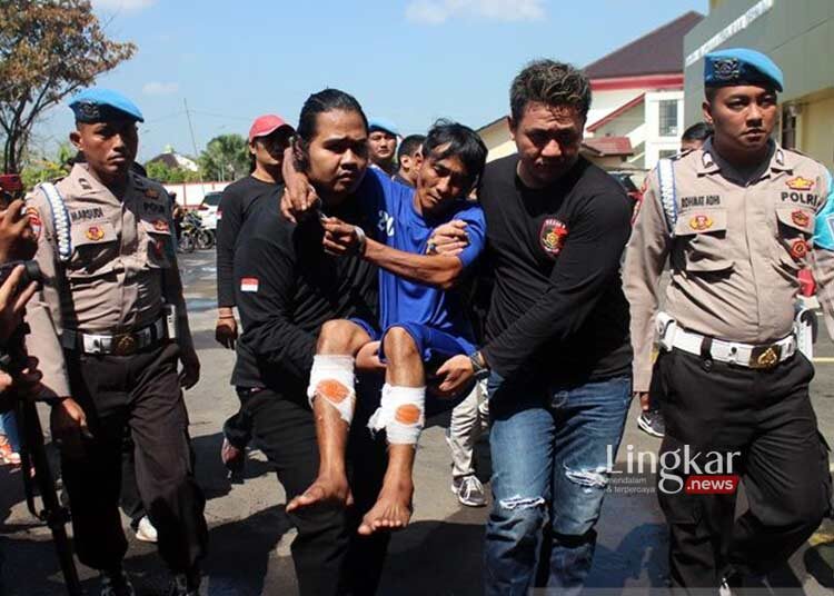 DITANGKAP: Pelaku kasus pembunuhan mutilasi saat dibawa oleh petugas dalam pemeriksaan di Mapolres Sukoharjo, Jawa Tengah. (Istimewa/Lingkar.news)
