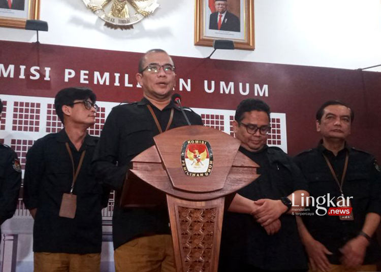 BERI KETERANGAN: Ketua KPU RI, Hasyim Asy'ari dalam konferensi pers di Kantor KPU RI, Jakarta, pada Minggu, 14 Mei 2023 malam. (Istimewa/Lingkar.news)