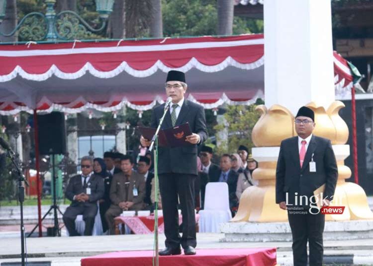 MEMIMPIN: Bupati Bantul, Abdul Halim Muslih saat menjadi Inspektur Upacara peringatan Hari Pendidikan Nasional Tahun 2023 di Lapangan Paseban Bantul, DIY. (Istimewa/Lingkar.news)