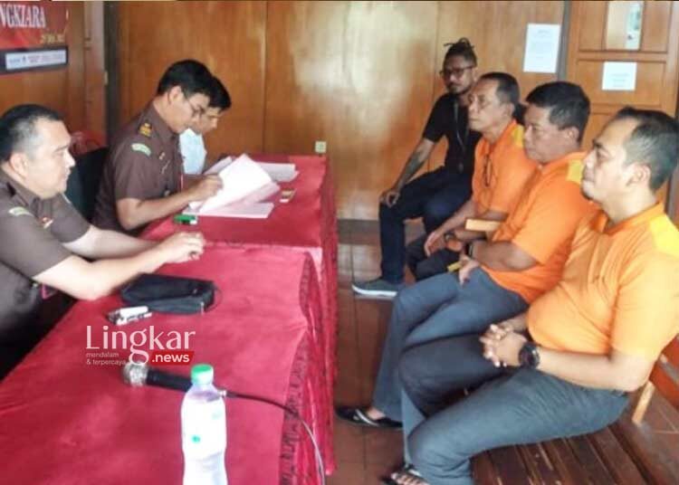 PELIMPAHAN BERKAS PERKARA: JPU Kejari Kabupaten Sukabumi saat melimpahkan berkas perkara (tahap III) tersangka kasus tipikor dengan modus membuat SPK fiktif ke Pengadilan Tipikor pada PN Bandung. (Istimewa/Lingkarjateng.id)