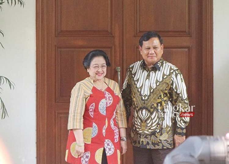 BERI KETERANGAN: Ketum PDI Perjuangan, Megawati Soekarnoputri menerima Ketum Partai Gerindra, Prabowo Subianto (tengah) di kediaman Jalan Teuku Umar, Jakarta, pada Rabu, 24 Juli 2019 silam. (Istimewa/Lingkar.news)