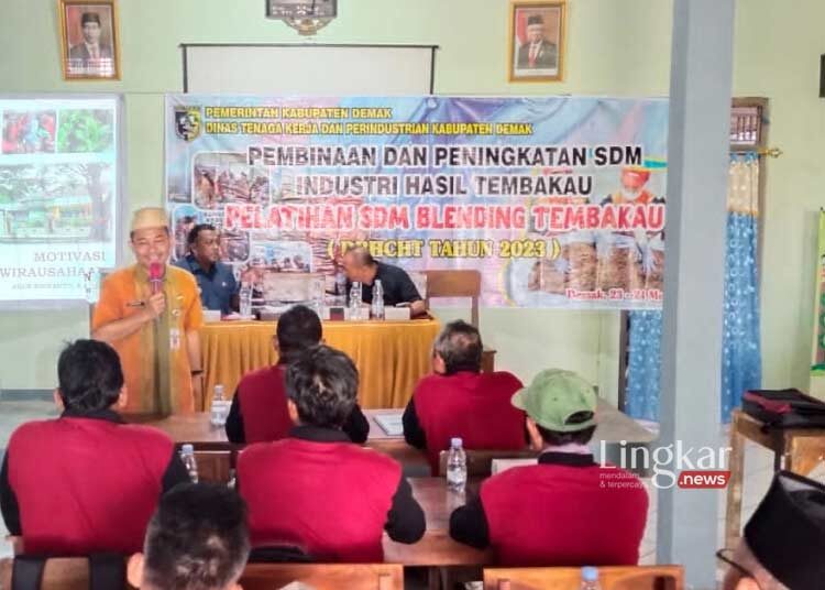 BERI ARAHAN: Kepala Dinnakerind Demak, Agus Kriyanto saat memberikan arahan kepada peserta pelatihan. (Muhammad Burhanuddin Aslam/Lingkar.news)