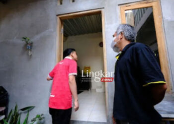 MENINJAU: Wali Kota Surakarta Gibran Rakabuming Raka meninjau revitalisasi rumah tidak layak huni di Kelurahan Kestalan, Kecamatan Banjarsari, Solo, Jumat, 23 Juni 2023. (Antara/Lingkar.news)