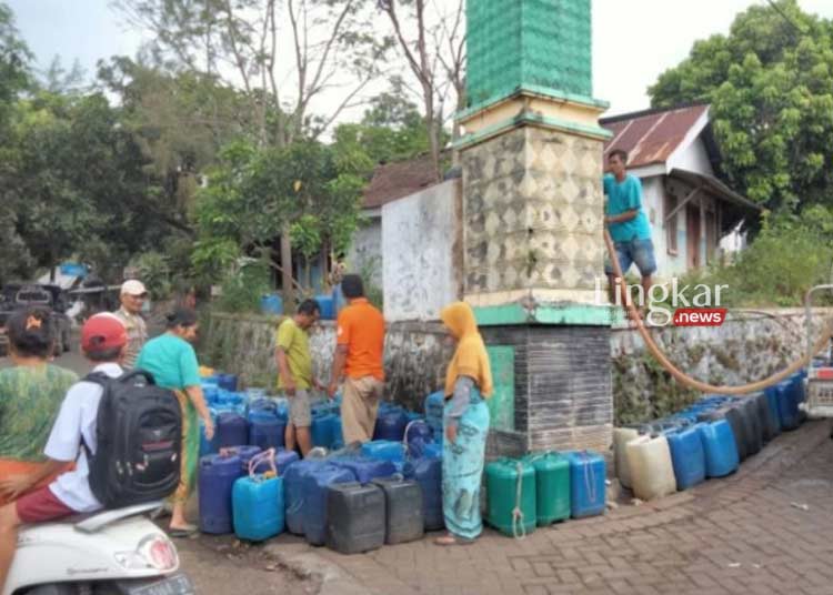 MENGANTRE: Sejumlah warga mengantre mendapatkan bantuan air bersih di Kabupaten Pasuruan. (Istimewa/Lingkar.news)