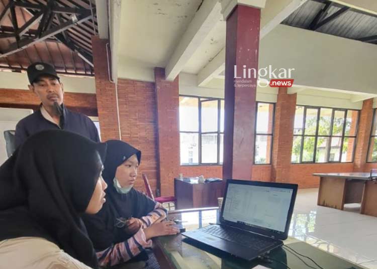 36 Ribu Operator Disiagakan untuk Bantu Pengambilan PIN PPDB Jatim 1 POSKO PPDB: Calon peserta didik mendatangi posko layanan PPDB di Kantor Dinas Pendidikan Provinsi Jawa Timur di Kota Surabaya, Senin, 12 Juni 2023.(Istimewa/Lingkar.news)