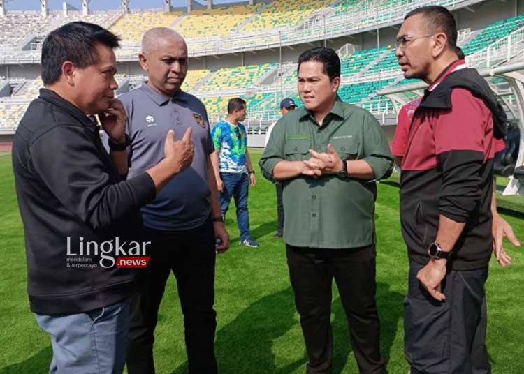 MENINJAU: Ketua Umum PSSI Erick Thohir (kedua kanan) bersama Exco PSSI Arya Sinulingga (Kanan) dan Ketua PSSI Jatim Ahmad Riyadh (kedua kiri) saat meninjau Stadion Gelora Bung Tomo Surabaya, Selasa, 6 Juni 2023. (Istimewa/Lingkar.news)