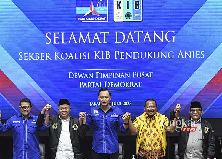 TETAP SOLID: Ketum Demokrat Agus Harimurti Yudhoyono (tengah) didampingi Sekjen Demokrat Teuku Riefky Harsya (kiri), dengan Ketum Kornas Go Anies Sirajuddin Abdul Wahab (kedua kanan), Ketum FKM Habil Marati (kedua kiri) dan Waketum FKM Anwar Sanusi (kanan). (Istimewa/Lingkar.news)