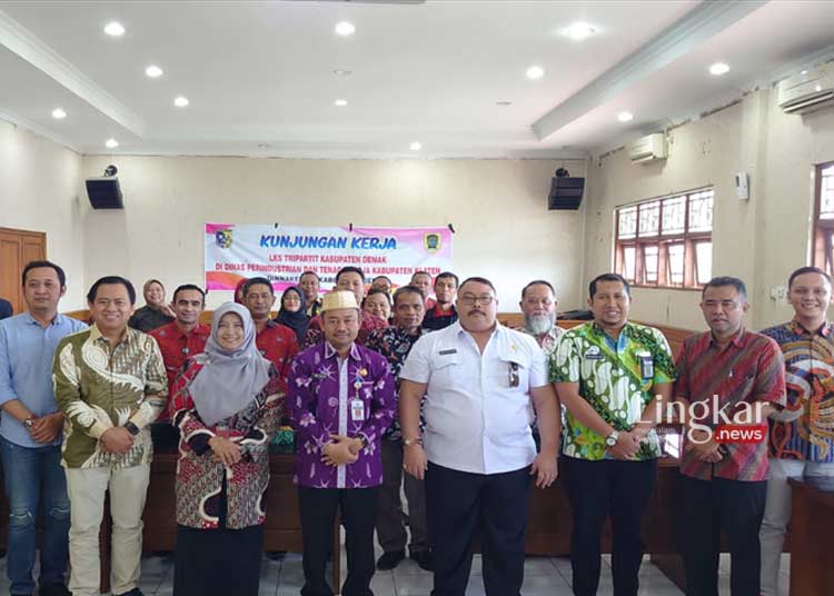 Ciptakan Hubungan Industrial Harmonis, LKS Tripartit Demak Kunker ke Disperinaker Klaten