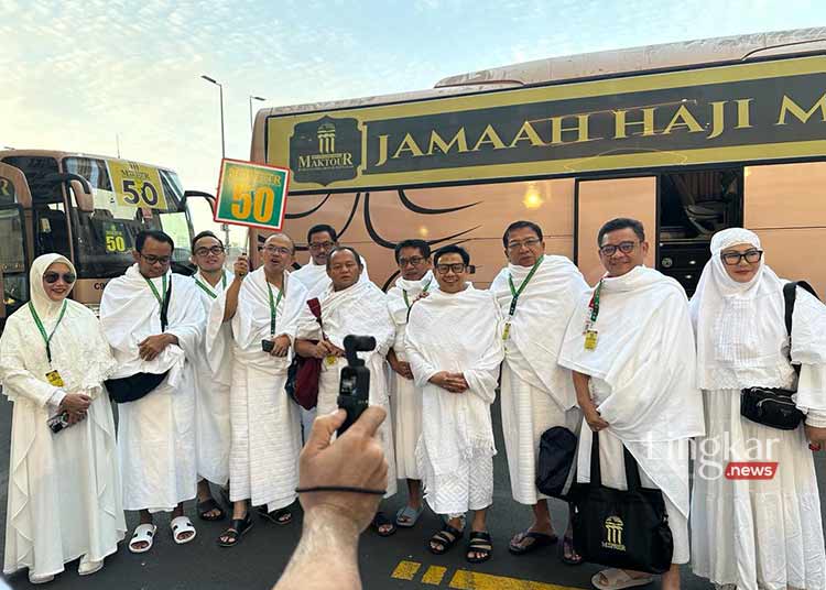 DPR RI Abdul Wachid Imbau Jamaah Haji Perbanyak Dzikir 1 POTRET: Komisi VII DPR RI, Abdul Wachid foto bersama para petugas haji Indonesia. (Tomi Budianto/Lingkar.news)