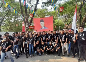 FOTO BERSAMA: Ratusan relawan di Soloraya deklarasi dukung Ganjar Pranowo sebagai Capres 2024 di Wedangan Latar Ombo Balekambang Manahan, Solo, Senin, 5 Juni 2023. (Antara/Lingkar.news)