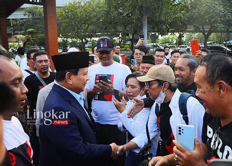 MENYALAMI: Menteri Pertahanan Prabowo Subianto disambut oleh ratusan relawan "Bolone Mase" saat tiba di Bandara Adi Soemarmo Solo, Jawa Tengah, Jumat, 23 Juni 2023. (Antara/Lingkar.news)