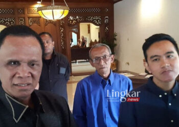 MENERANGKAN: Hercules dan Gibran saat bertemu di Solo pada Kamis, 16 Juni 2023. (Antara/Lingkar.news)