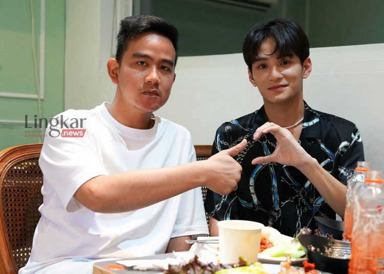 BERPOSE: Wali Kota Surakarta Gibran Rakabuming Raka berpose dengan artis K-POP XODIAC, Zayyan saat di Korea Selatan. (Twetter @gibran_tweet/Lingkar.news)