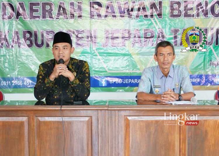 Gus Haiz Ajak Warga Tumbuhkan Perilaku Peduli Lingkungan Cegah Bencana 1 BERI ARAHAN: Gus Haiz (kiri) memberikan materi dalam Pelatihan Identifikasi dan Sosialisasi Daerah Rawan Bencana. (Tomi Budianto/Lingkar.news)