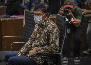 SIDANG: Menkominfo nonaktif Johnny G Plate saat menjalani sidang perdana dugaan korupsi proyek BTS pada Selasa, 27 Juni 2023 di Pengadilan Tindak Pidana Korupsi (Tipikor) Jakarta. (Istimewa/Lingkar.news)