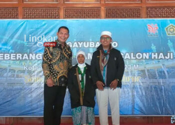HAJI: Wakil Wali Kota Surakarta Teguh Prakosa bersama calon haji tertua dan calon haji termuda di Pendapi Gede Kompleks Balai Kota Surakarta, pada Kamis 8 Juni 2023. (Antara/Lingkar.news)