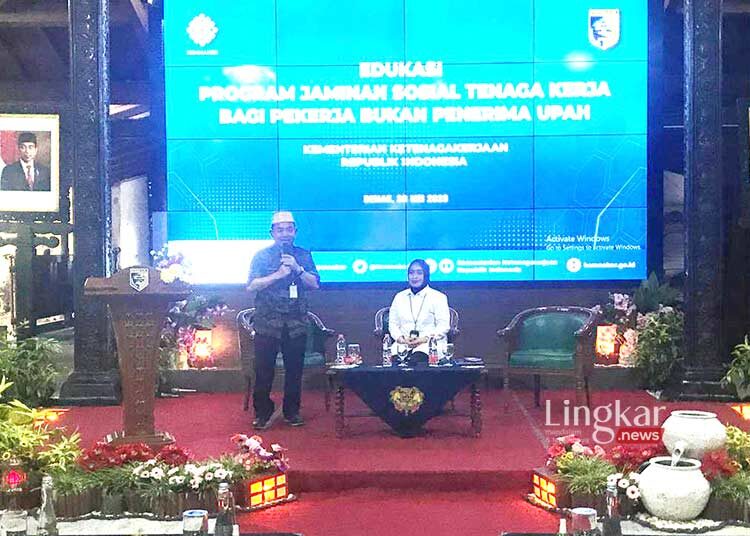 SAMBUTAN: Kepala Dinnakerind Demak, Agus Kriyanto dalam acara Edukasi Program Jamsostek bagi Pekerja Bukan Penerima Upah, di Pendopo Kabupaten Demak, Jawa Tengah. (Muhammad Burhanuddin Aslam/Lingkar.news)