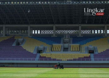 Pekerja melakukan perawatan rumput di Stadion Manahan Solo, Jawa Tengah, Minggu (4/6/2023). (Antara/Lingkar.news)