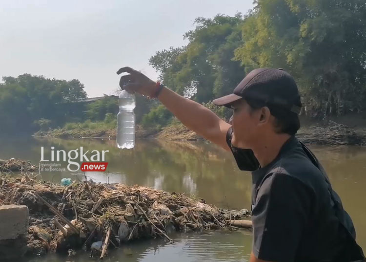 MENGECEK: petugas operasional intake Instalasi Pengolahan Air (IPA) Semanggi mengambil sampel air baku Sungai Bengawan Solo pada Jumat pagi, 16 Juni 2023. (Antara/Lingkar.news)