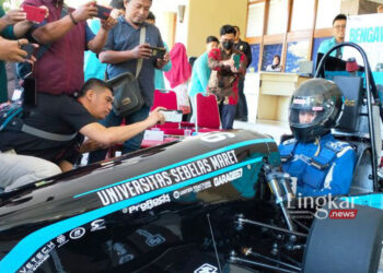 LAUNCHING: Prototipe mobil balap seri Pancawala II diperlihatkan pada awak media di Halaman Rektorat UNS Solo pada Jumat, 9 Juni 2023. (Antara/Lingkar.news)