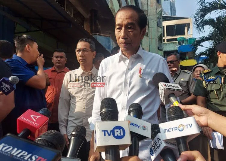 DIJADWALKAN: Presiden Joko Widodo memberikan keterangan pers usai mengunjungi Pasar Palmerah Jakarta, Senin, 26 Juni 2023 terkait rencana pelaksanaan ibadah shalat Idul Adha di Yogyakarta. (Antara/Lingkar.news)
