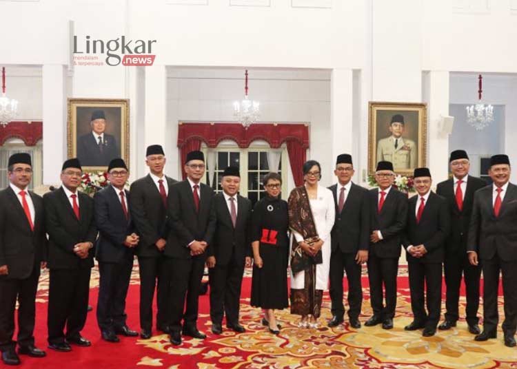 FOTO BERSAMA: Sebanyak 12 orang duta besar (dubes) Luar Biasa dan Berkuasa Penuh (LBBP) untuk negara sahabat berfoto bersama Menteri Luar Negeri Retno Marsudi di Istana Negara, Jakarta, Senin, 26 Juni 2023. (Istimewa/Lingkar.news)