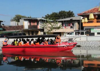 SIMBOLIS: Wali Kota Surabaya Eri Cahyadi saat meresmikan Taman Asreboyo (Asli Arek Suroboyo) di Ngagel, Kecamatan Wonokromo, Kota Surabaya pada Mei 2023. (Istimewa/Lingkar.news)