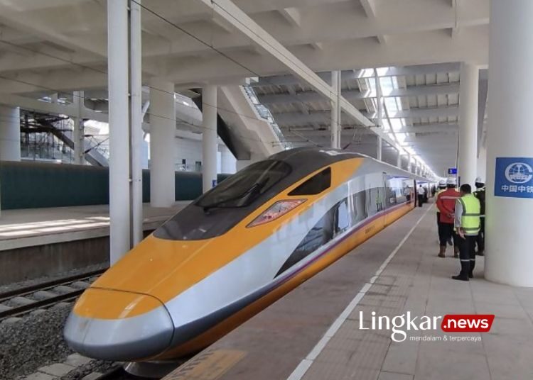 Rangkaian kereta cepat tiba di Stasiun Tegalluar, Kabupaten Bandung, Jawa Barat.
