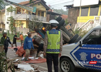 Truk Terguling di Cagak Nagreg, Tutup Akses Jalan Nasional