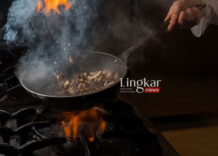 Cara Mengatur Panas saat Memasak di Kompor Gas atau Listrik 1 ILUSTRASI: Memasak dengan api besar. (Freepik/Lingkar.news)