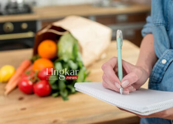 ILUSTRASI: Mencatat kebutuhan masakan. (Freepik/Lingkar.news)