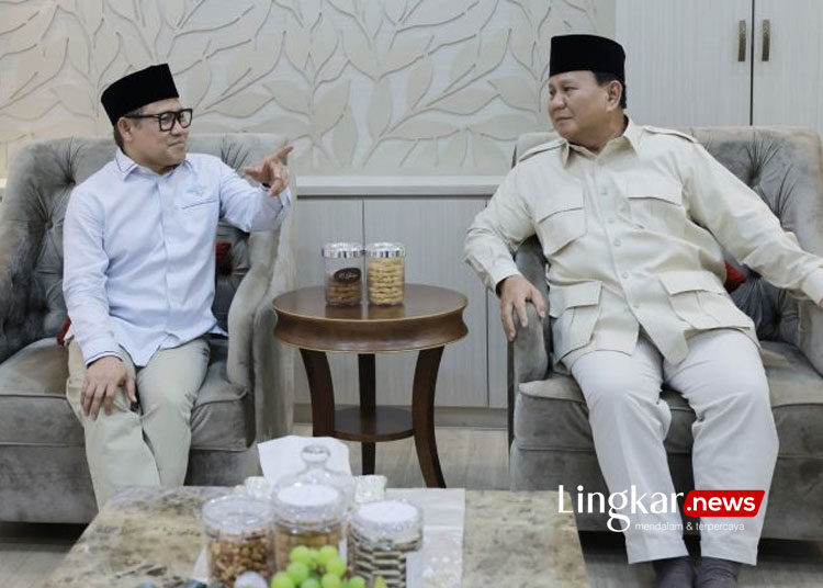 Ketua Umum Partai Gerindra Prabowo Subianto (kanan) saat melangsungkan pertemuan tertutup dengan Ketua Umum Partai Kebangkitan Bangsa (PKB) Muhaimin Iskandar (kiri), Jakarta, Minggu (9/7/2023).