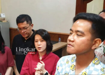 Wali Kota Surakarta Gibran Rakabuming Raka dan Wakil Ketua Dewan Partai Solidaritas Indonesia (PSI) Grace Natalie Louisa saat bertemu di Solo, Jumat (21/7/2023). (Antara/Lingkar.news)