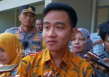 Wali Kota Surakarta Gibran Rakabuming Raka memberikan keterangan kepada wartawan di Solo, Kamis (20/7/2023). (Antara/Lingkar.news)