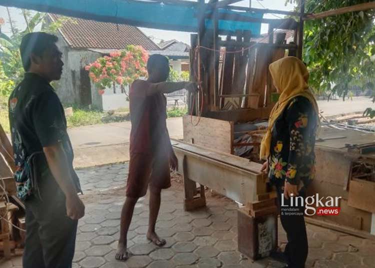 Dinnakerind Demak Lakukan Pembinaan dan Motivasi Pelaku IKM Kerajinan Kayu