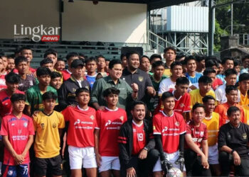 Ketua Umum PSSI Erick Thohir (berdiri) didampingi Wali Kota Surakarta Gibran Rakabuming Raka (depan jongkok) berfoto bersama di tengah ratusan peserta seleksi Timnas U-17 di Stadion Sriwedari Solo, Minggu (23/7/2023). (Antara/Lingkar.news)