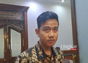 Wali Kota Surakarta Gibran Rakabuming Raka memberikan keterangan kepada wartawan di Solo, Senin (24/7/2023). (Antara/Lingkar.news)