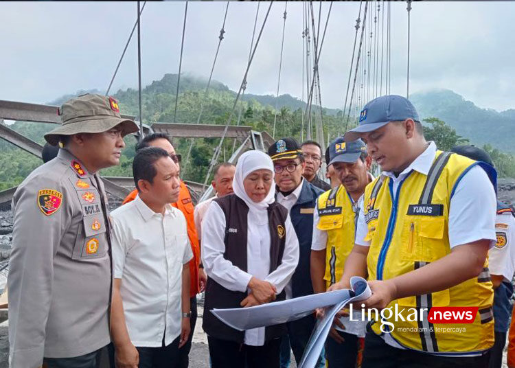 Gubernur Jatim Khofifah Indar Parawansa bersama Bupati Lumajang Thoriqul Haq meninjau sejumlah infrastruktur yang rusak akibat banjir lahar dingin Semeru, Minggu (9/7/2023).
