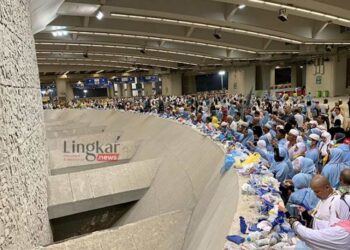 IBADAH HAJI: Jamaah haji dari Asia Tenggra termasuk Indonesia melakukan lempar jumrah di tugu yang terletak di dalam gedung Jamarat. (Istimewa/Lingkar.news)