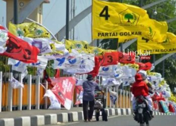 POTRET: Deretan bendera partai menghiasi pedestrian. (Istimewa/Lingkar.news)